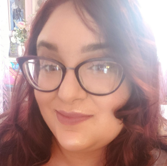 Meet your Posher, Nicole - Picture 2 of 5